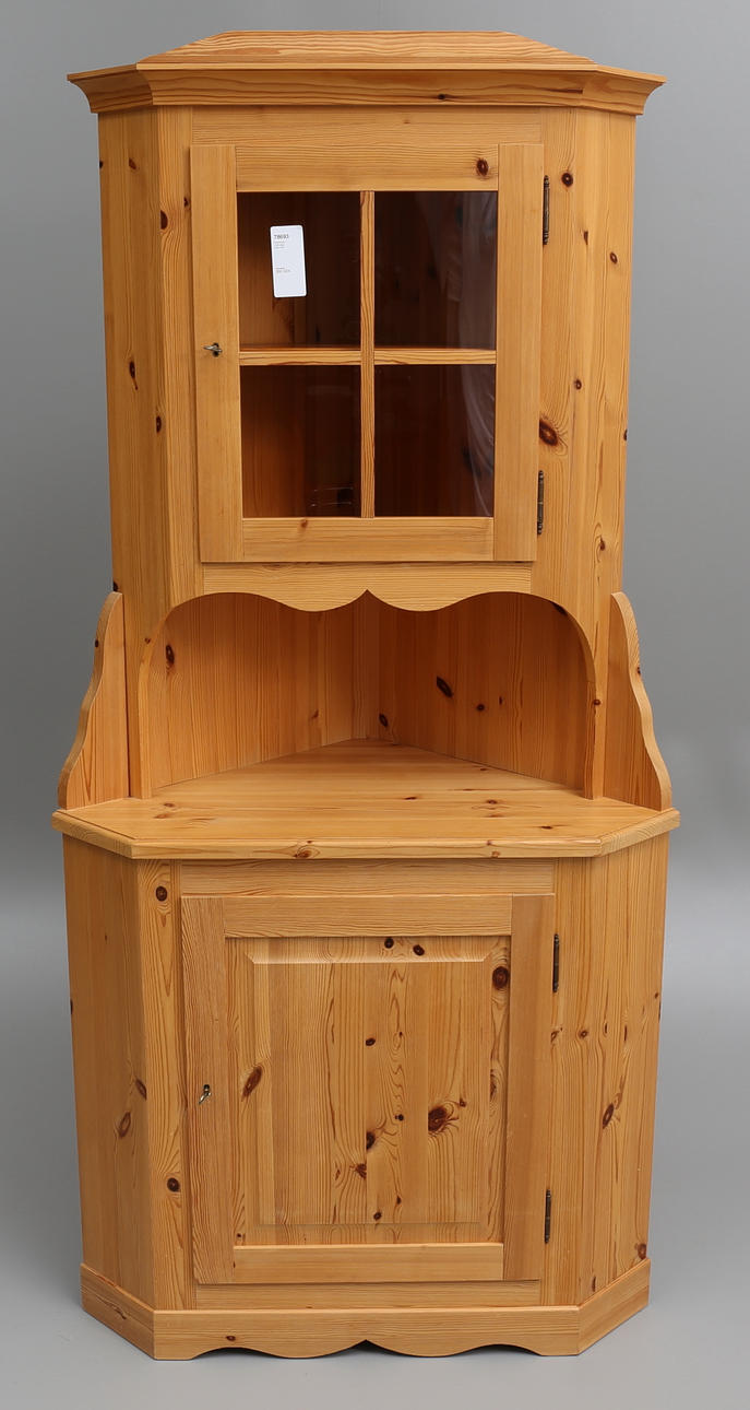 HÖRNSKÅP, 1900-talets andra hälft.