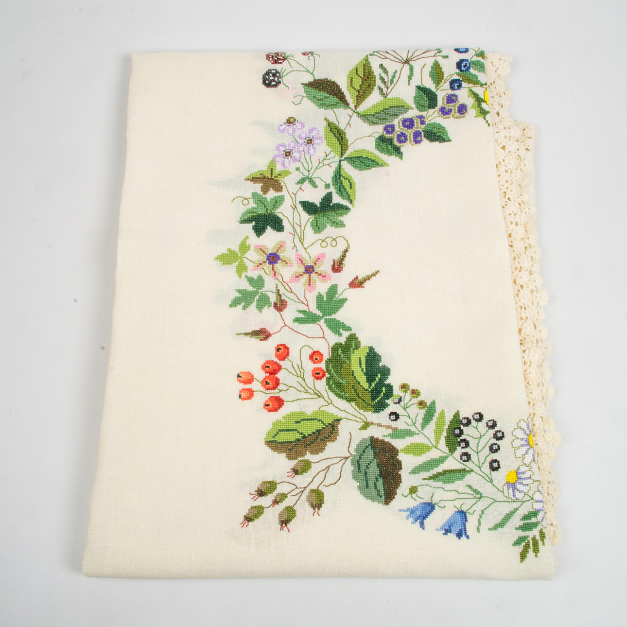 DUK, broderade blommor, Clara Waever.