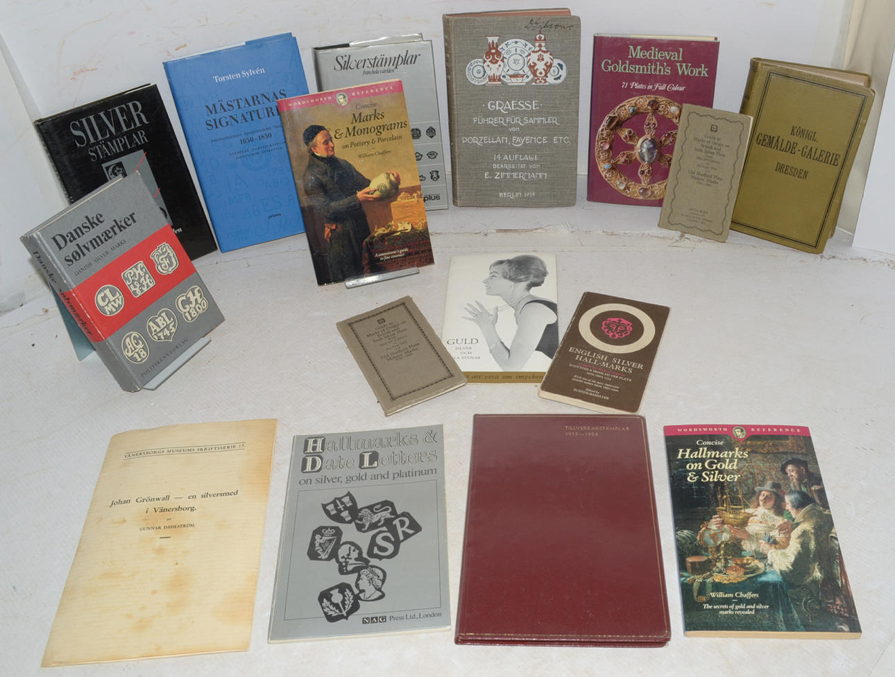 STÄMPLAR OCH MONOGRAM. Femten bind på hallmærker, sølv/guld stempler. Porcelænsmærker, monogrammer mv.