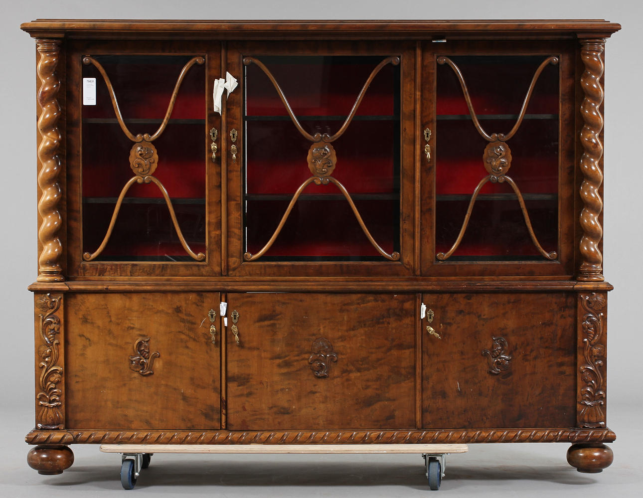 VITRINSKÅP, Chippendalestil, 1900-tal.