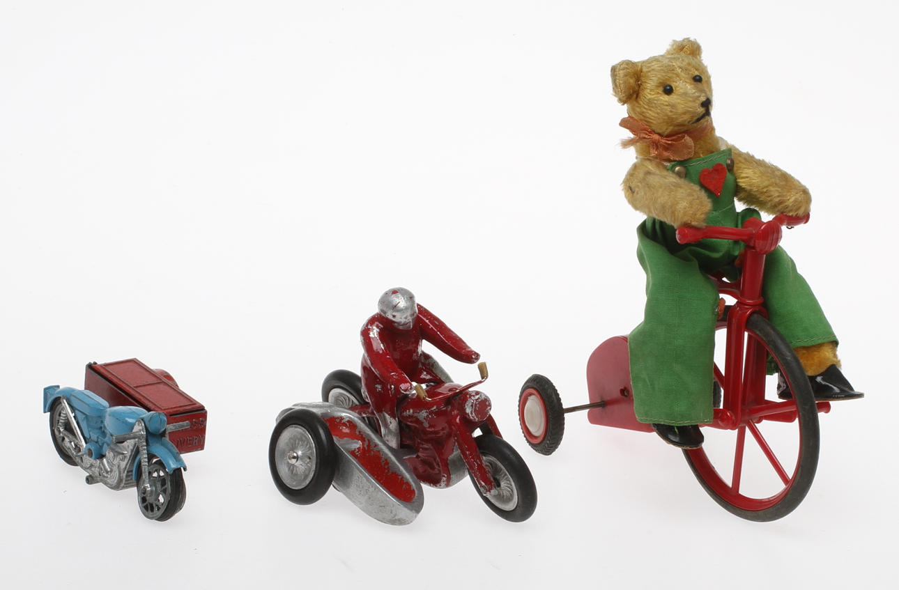 MOTORCYKLAR, en tricykel i bakelit/plast , en engelsk i metall och en okänd i aluminium.