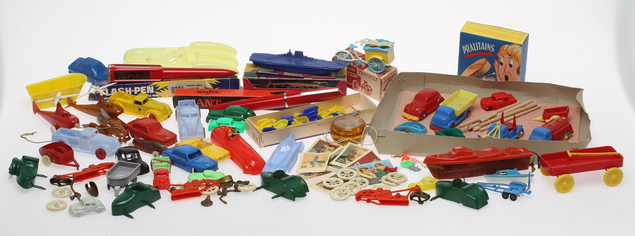 PLASTLEKSAKER, CERBO, GALANITE, TOMTE med flera. Cirka 30 delar.