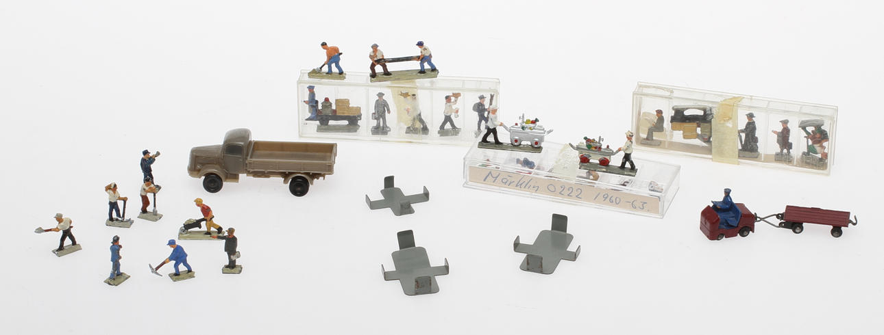 MODELLTÅG MÄRKLIN tillbehör figurer och lastbil.