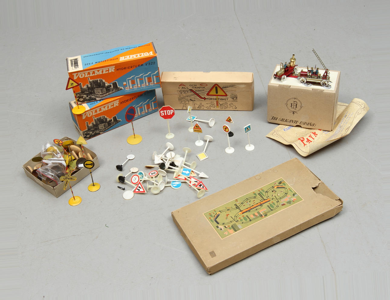 MODELLTÅG made in U.S.-zone, urverkslok och 2 vagnar i originalkartong. PAYA brandfordon replika. VOLLMER cisterner i originalkartong.
