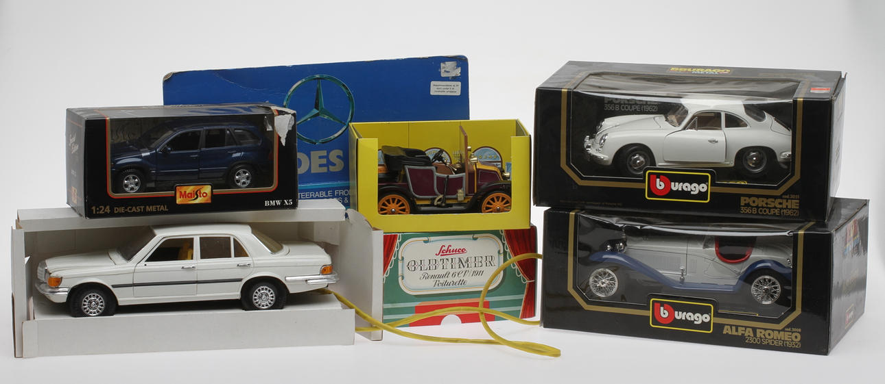 MODELLBIL BURAGO ,PLAYWELL ,MAISTO och SCHUCO. PORSCHE, BMW, ALFA ROMEO, MERCEDES 450 SE i originalkartonger.