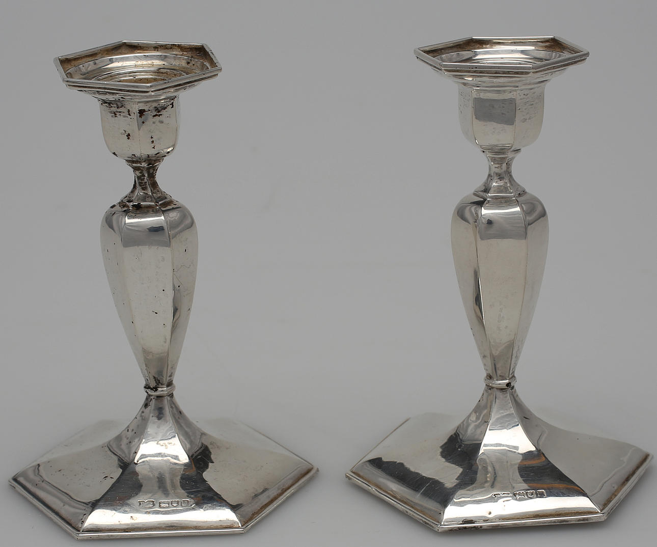 LJUSSTAKAR, ett par, silver, otydliga stämplar, troligen London.