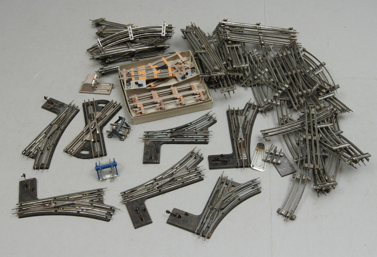 MODELLTÅG MÄRKLIN spårvidd 0. 6 växlar, 1 kors, 3 stoppbockar och cirka 60 räls.