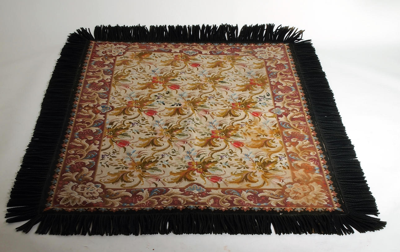 BRODERAT TÄCKE MED FRANSAR.