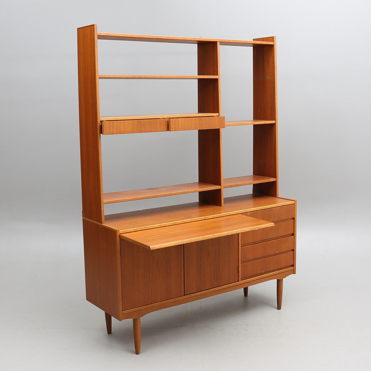 SIDEBOARD mit AUFSATZREGAL, Mitte 20. Jahrhundert.