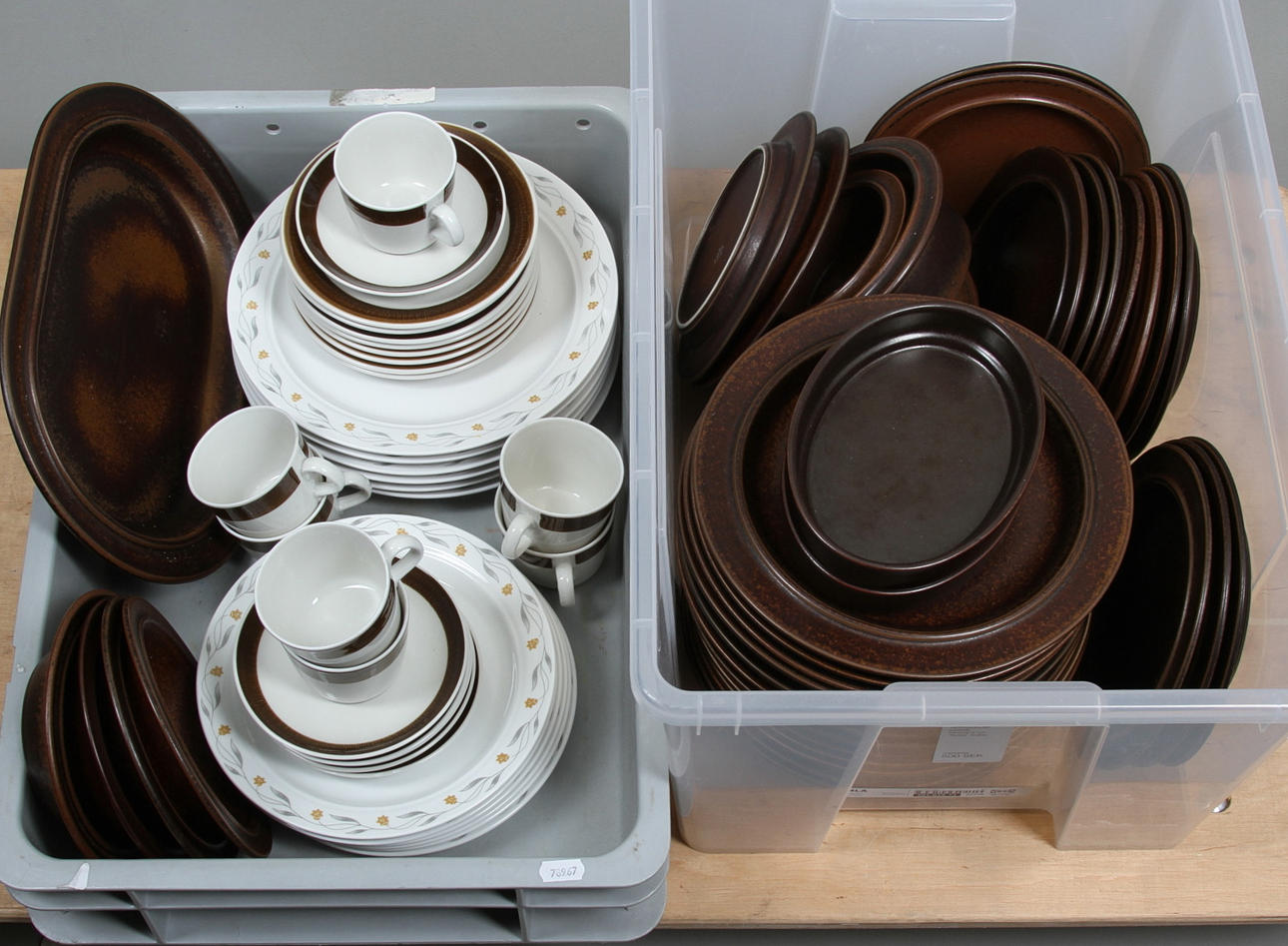 SERVISDELAR, keramik, Rörstrand och "Ruska" Arabia.