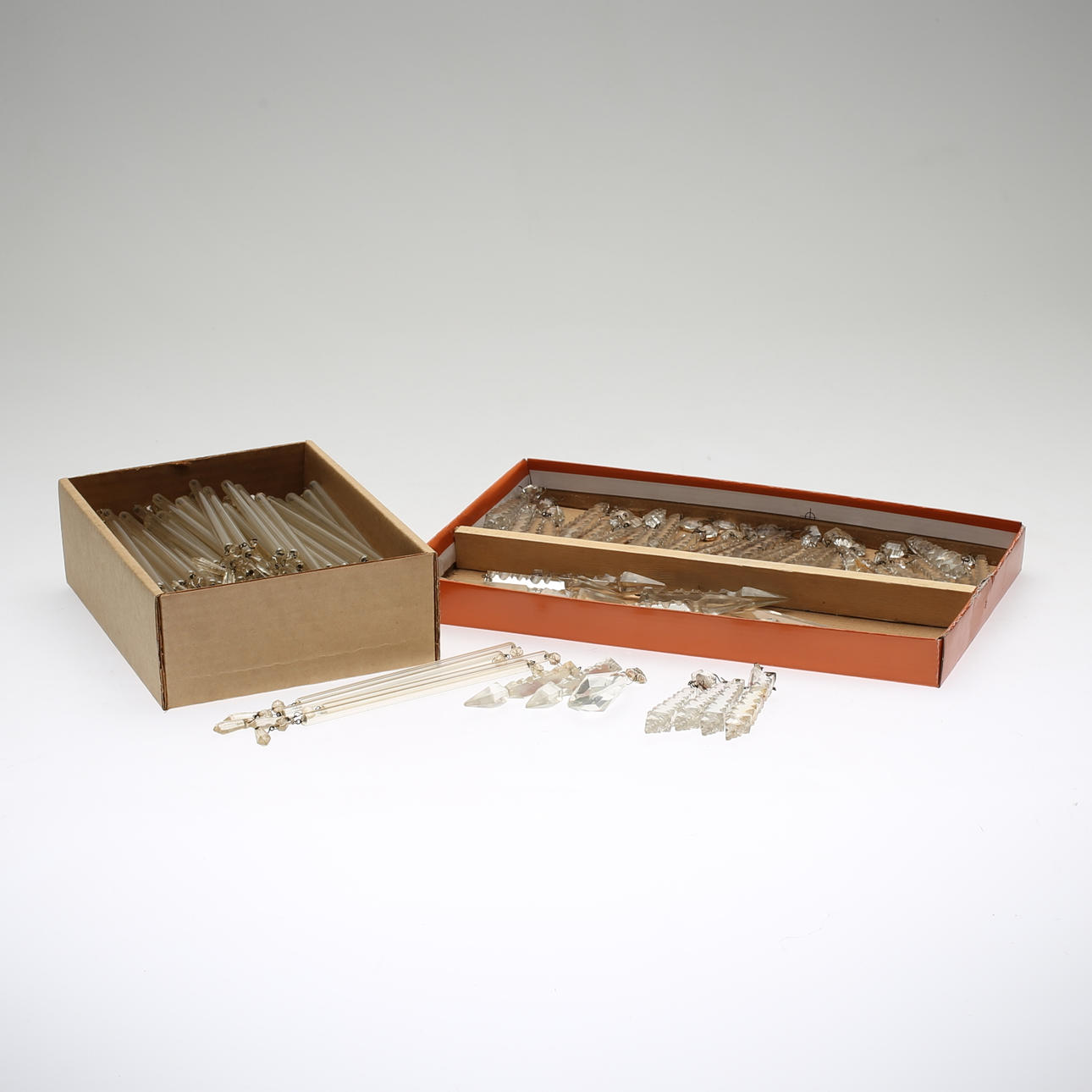 Sæt PRISME, glas og plast, 1800-/1900-tallet.