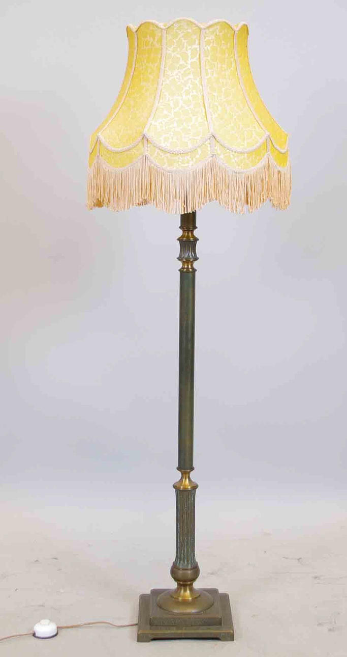 GOLVLAMPA, mässingsfot, 1900-tal.