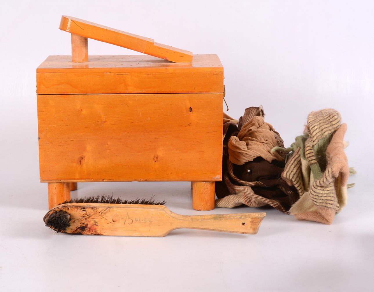 SKOPUTSARLÅDA, betsad trä, 1900-tal.