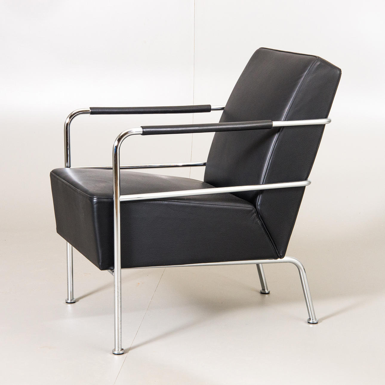 LÆNESTOL, sort læder med understel i krom, Lamhults.