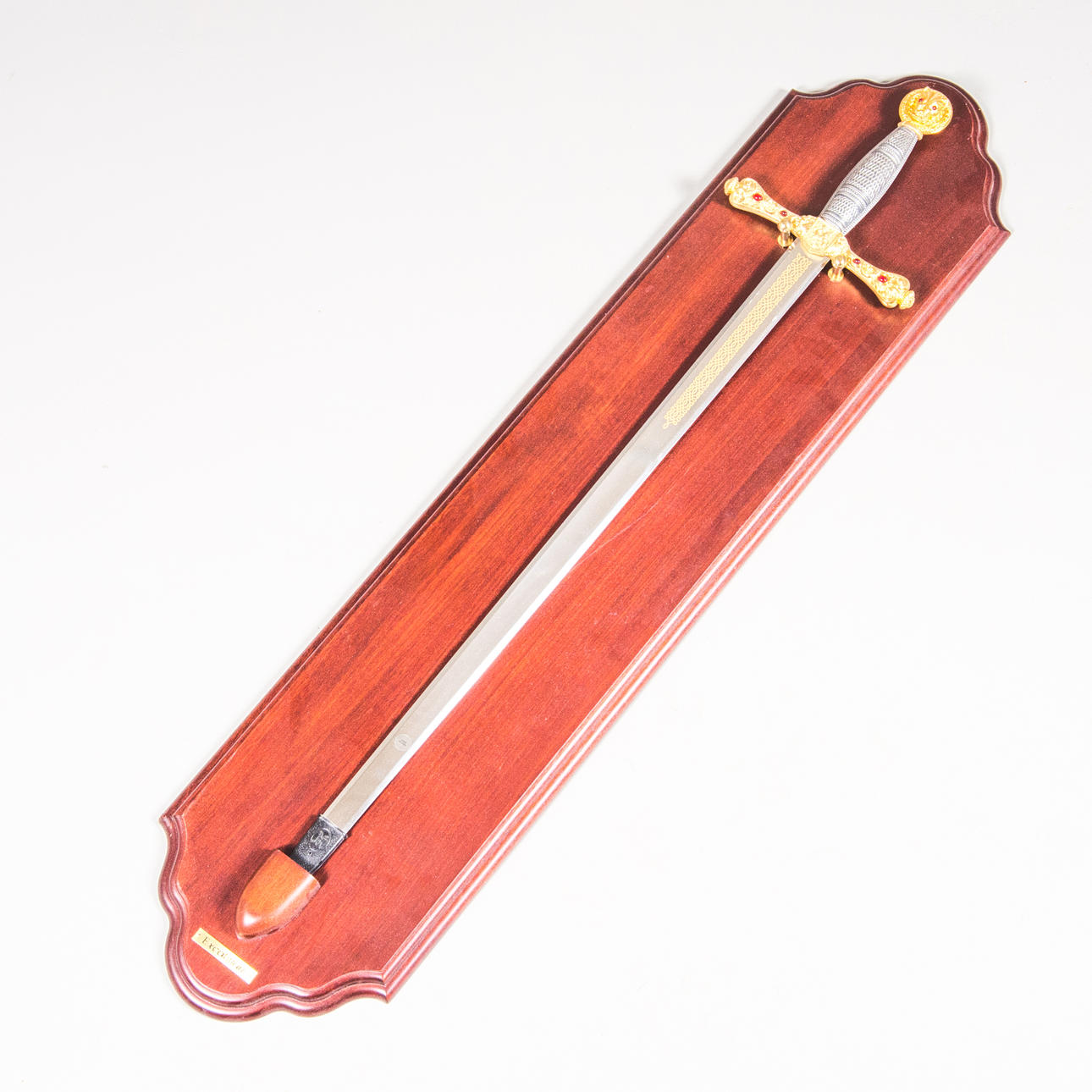 ESPADA EN PLACA DE PARED, "Excalibur", réplica.