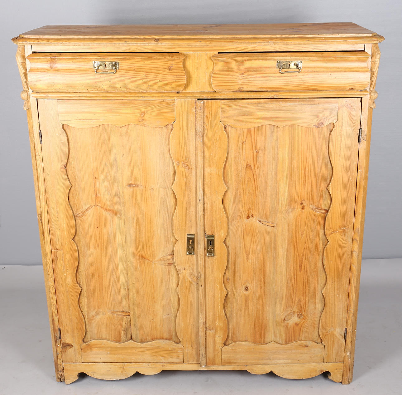 AVLUTAT SKÅP med 2 utdragslådor. 1880-tal.