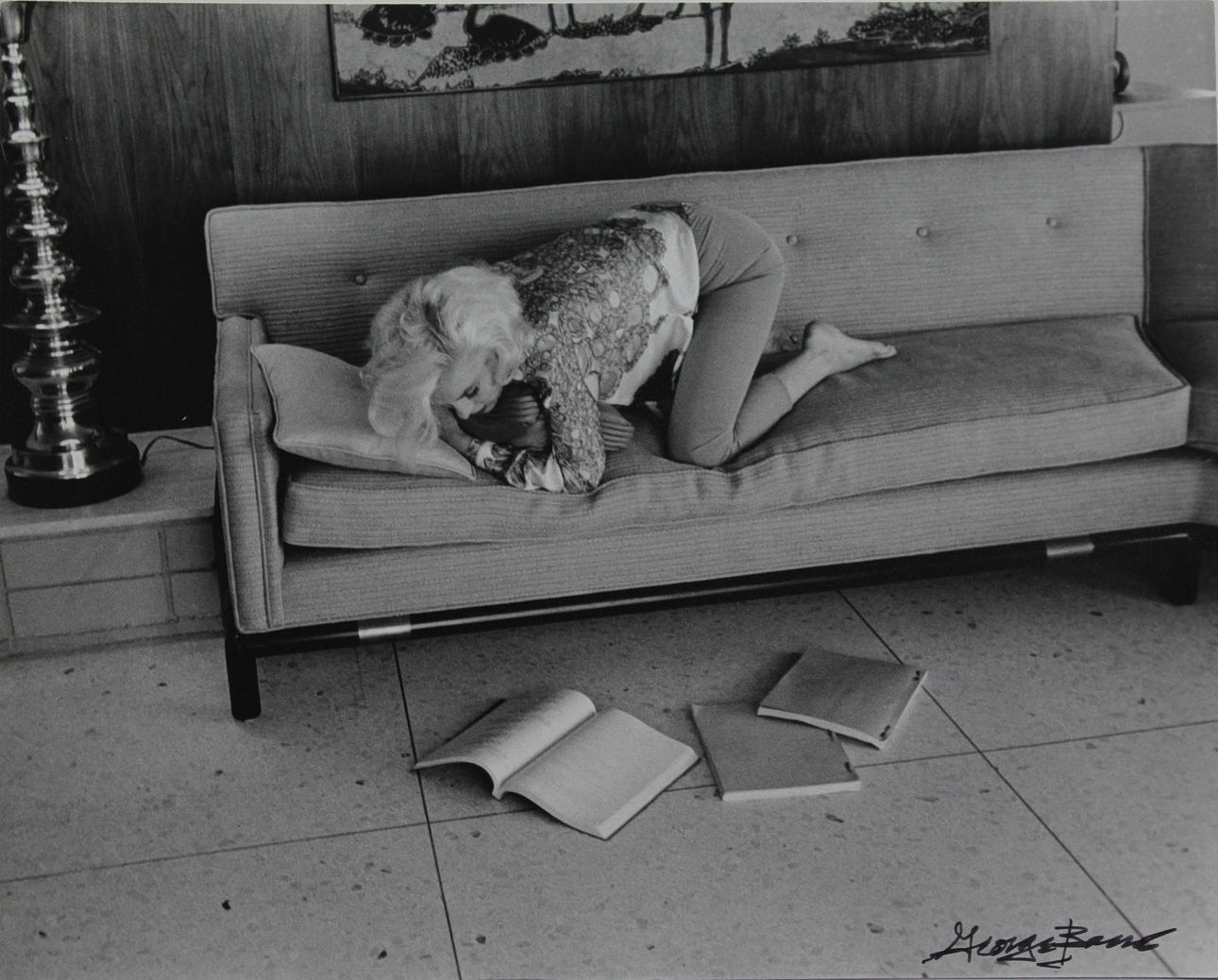 GEORGE BARRIS. Marilyn Monroe läsande i soffa. Silvergelatinfotografi. Signerad.