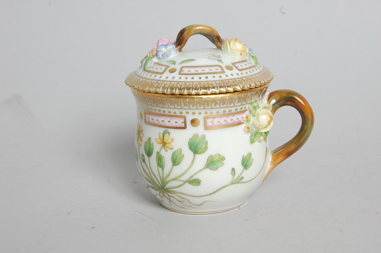 CREMEKOPP, porslin, " Flora Danica ", Royal Copenhagen.