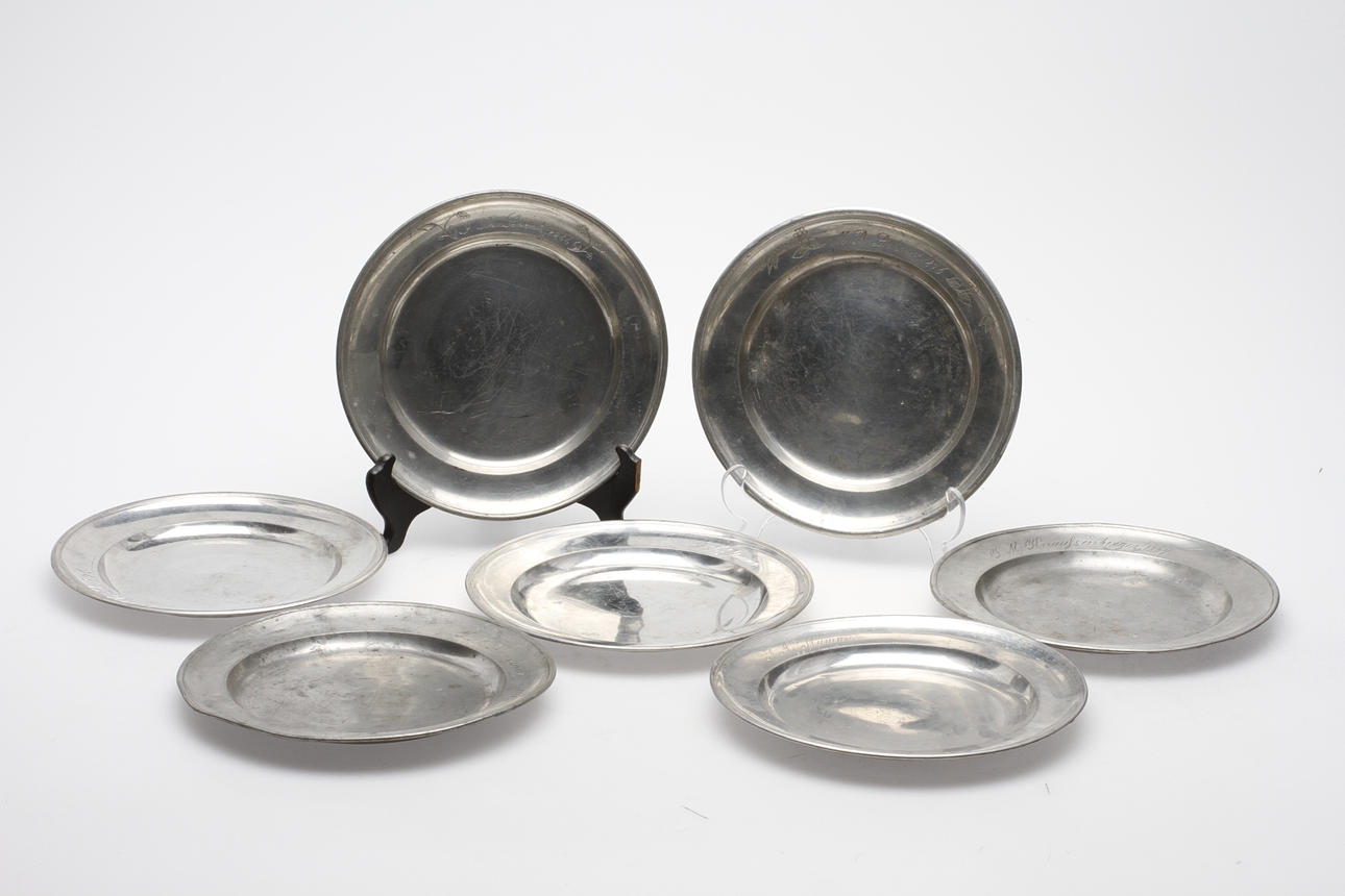 TALLRIKAR, 7 st, tenn,1800-tal.