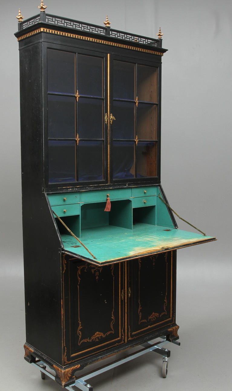 SNEDKLAFFSEKRETÄR MED ÖVERSKÅP, sekelskiftet 1800/1900.