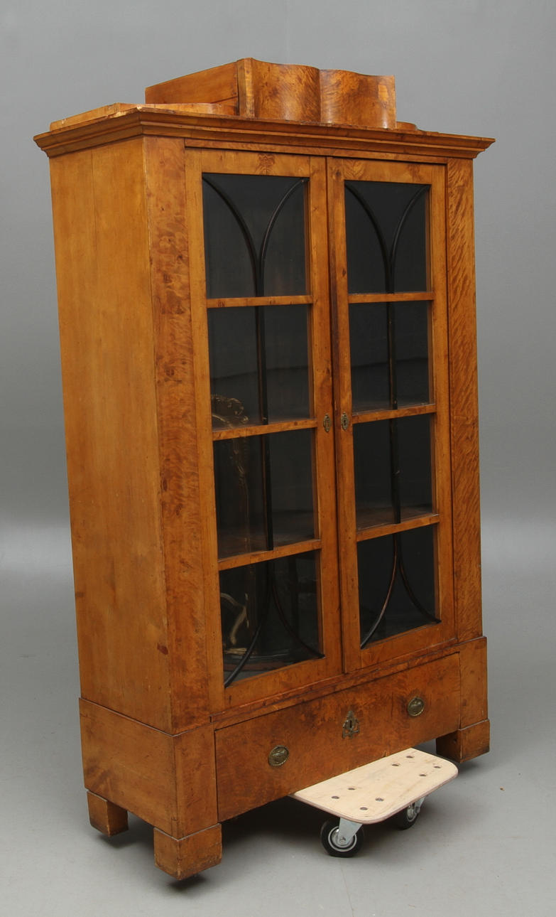 VITRINSKÅP med lådor, 1800/1900-tal.