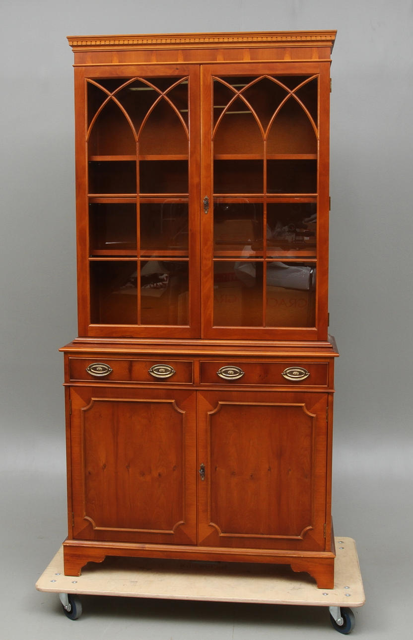 SKÅP, med vitrinöverdel, engelsk stil, 1900-tal.