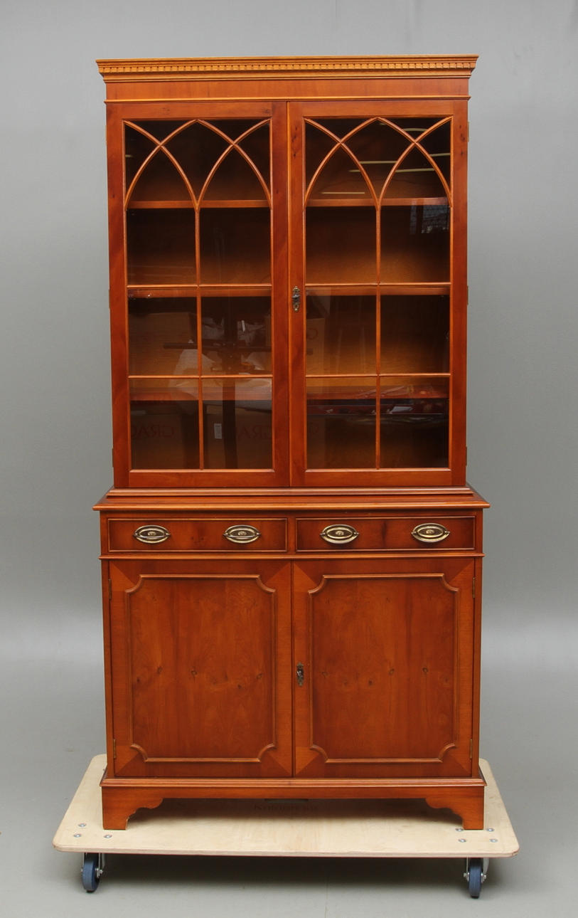 SKÅP, med vitrinöverdel, engelsk stil, 1900-tal.