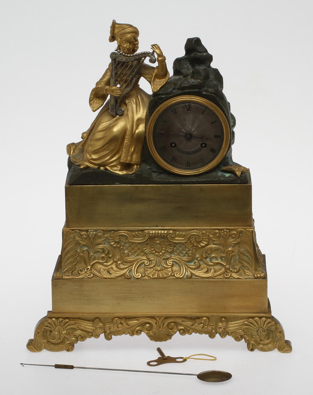 BORDSPENDYL, urtavlans märk Gaston Jolly, Paris, 1800-tal.