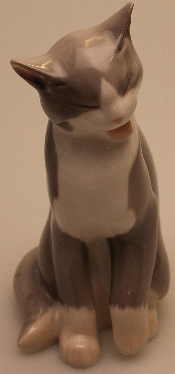 FIGURIN, porslin, Sittande katt, Svend Jespersen för Bing & Gröndal, Danmark.