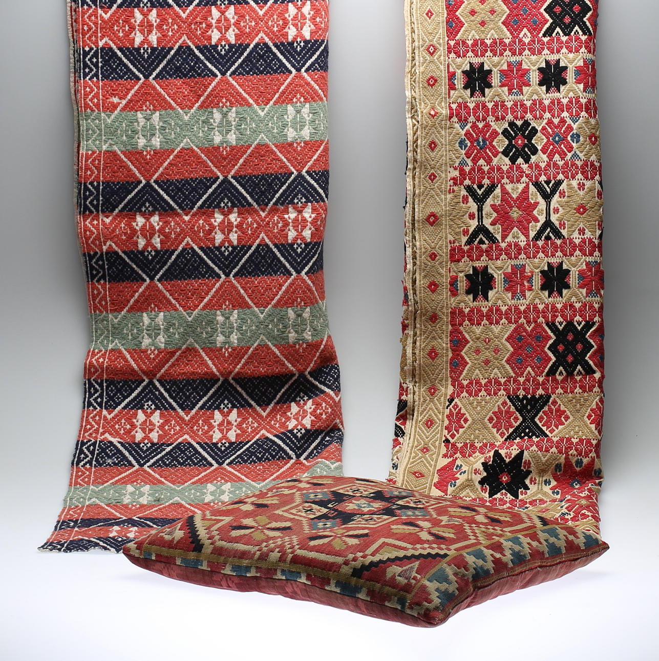 VÄVNADER, 3 st, allmoge, 1800-tal.