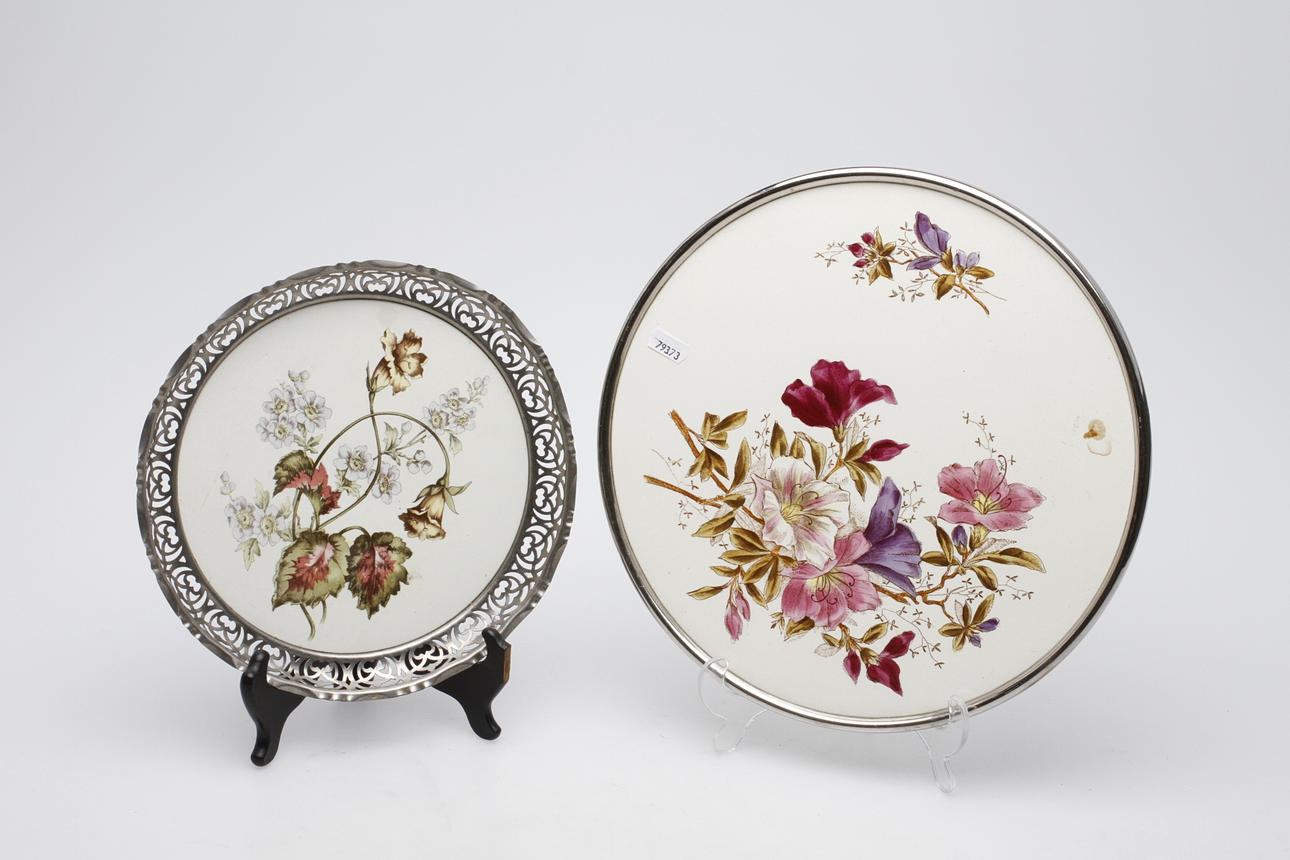 BORDSUPPSATSER, 2 st, flintgods och metall, omkring 1900.