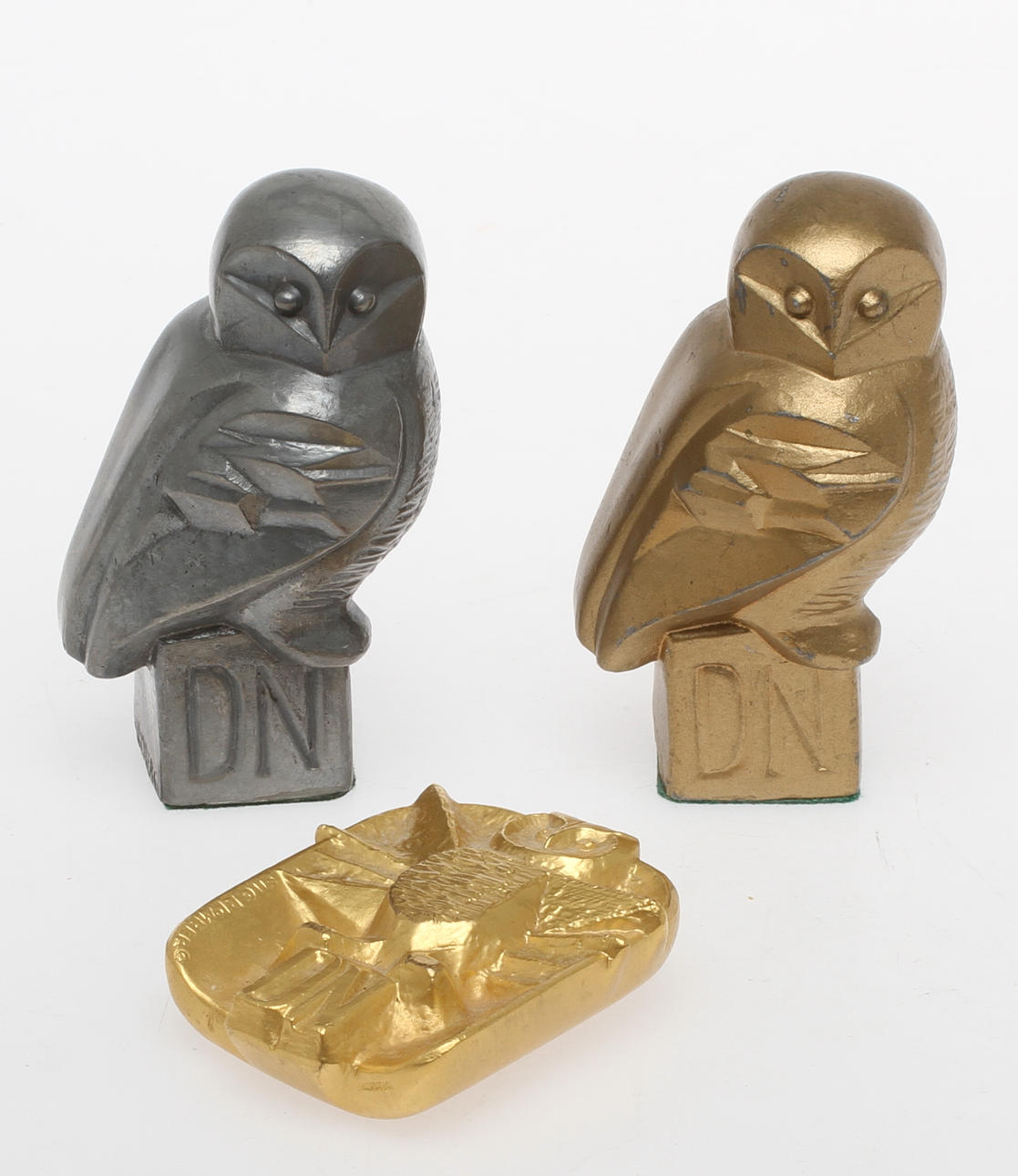 STIG BLOMBERG. Figuriner, 2 st, Plakett, metall, signerade.