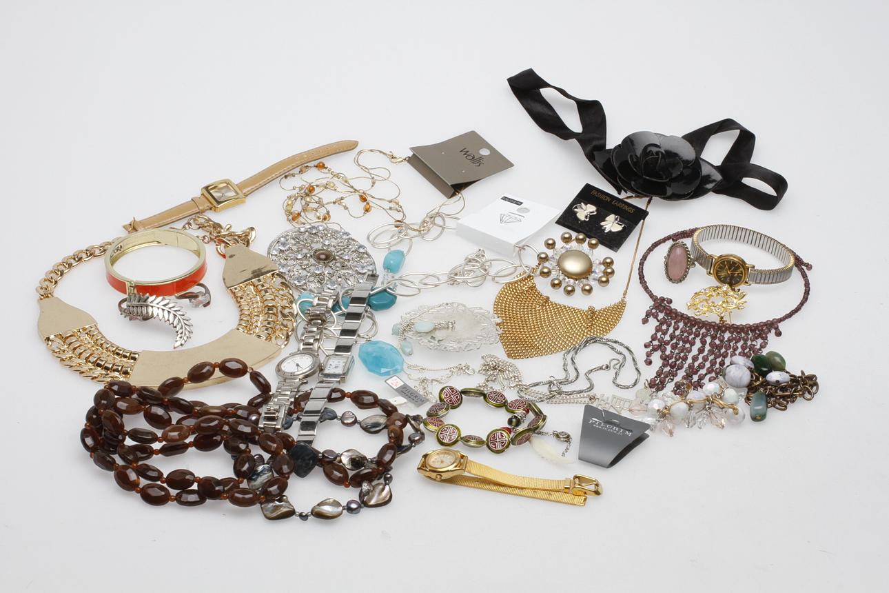 BIJOUTERIER och DAMARMBANDSUR, bl.a. 2 silversmycken och Pilgrim.