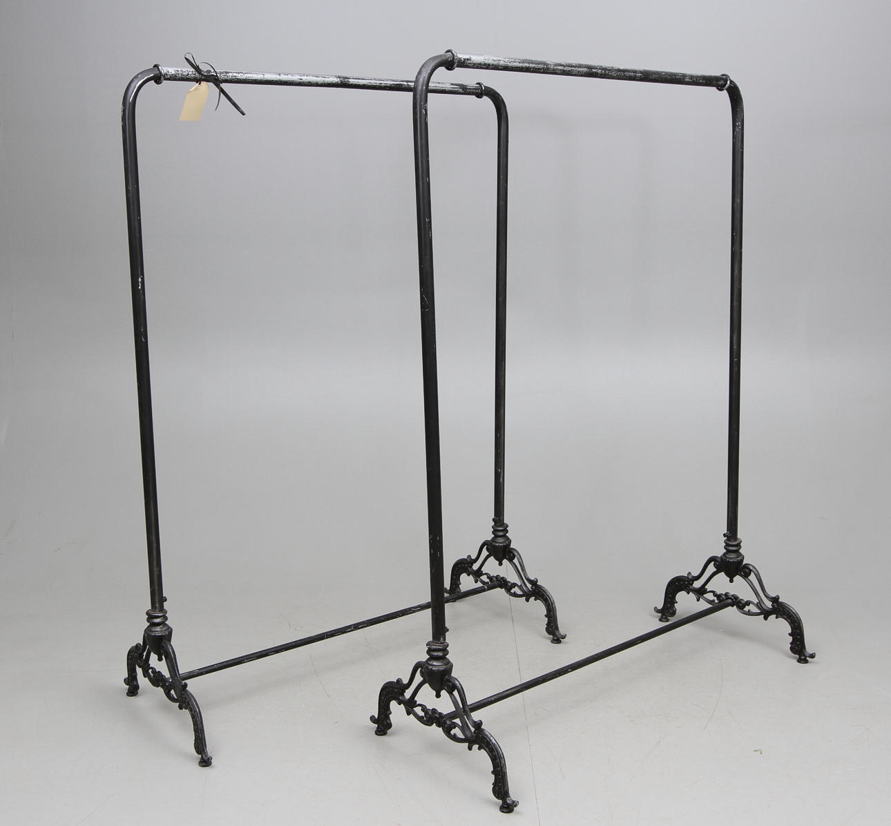 KLÄDSTÄLLNINGAR, 2 st, svärtad metall.