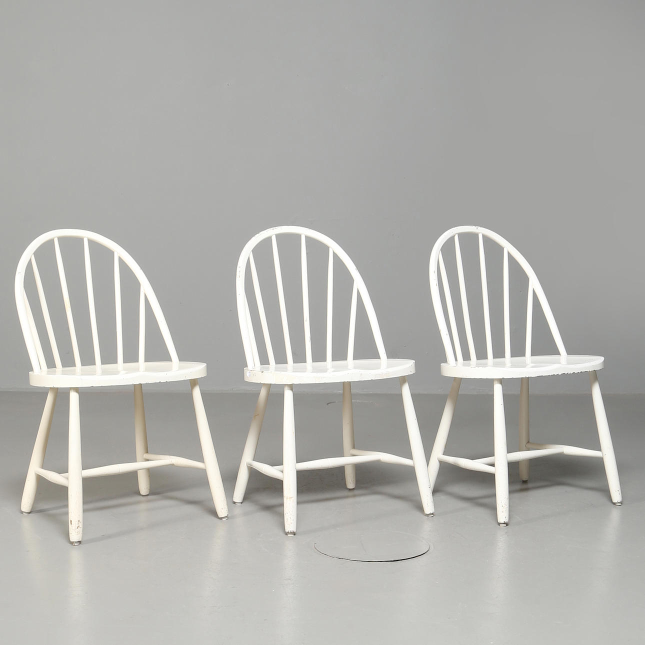 PINNSTOLAR, 3 st vitmålade, 1900-talets mitt.