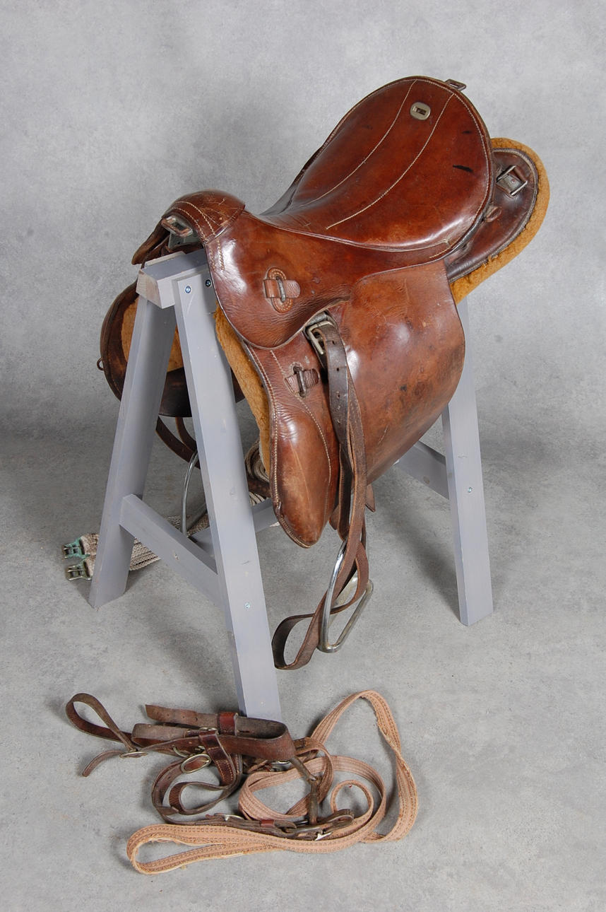 SATTEL, Militär, verschiedene Geschirre, markiert 1915.