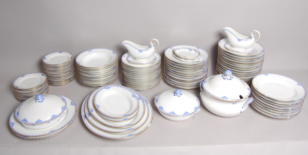 MATSERVIS, 71 felfria delar " Princess Blue ", Royal Copenhagen, stämlar 1894-1922.