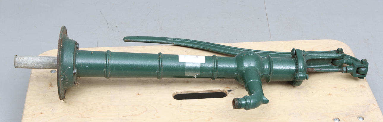 TRÄDGÅRDSPUMP, järn, 1900 tal.