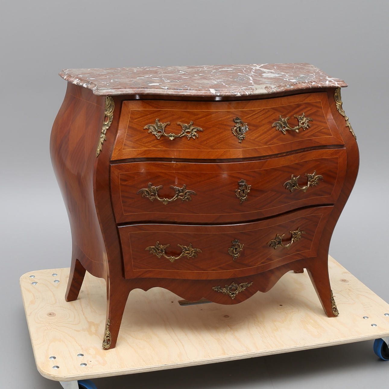 BYRÅ, rokokostil med marmorskiva.