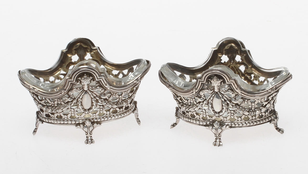 SALTKAR, 1 par, silver med glasinsatser, möjligen Storck & Sinsheimer Hanau, 1800/1900-tal.