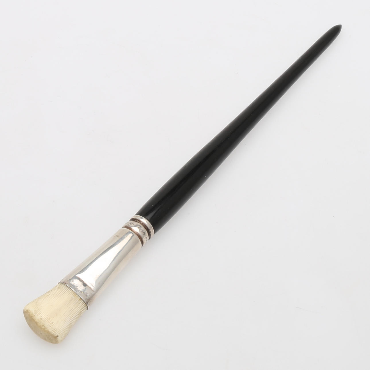 Dirigentstav i FORM AF EN BØRSTE, sølv, sortfarvet træ.