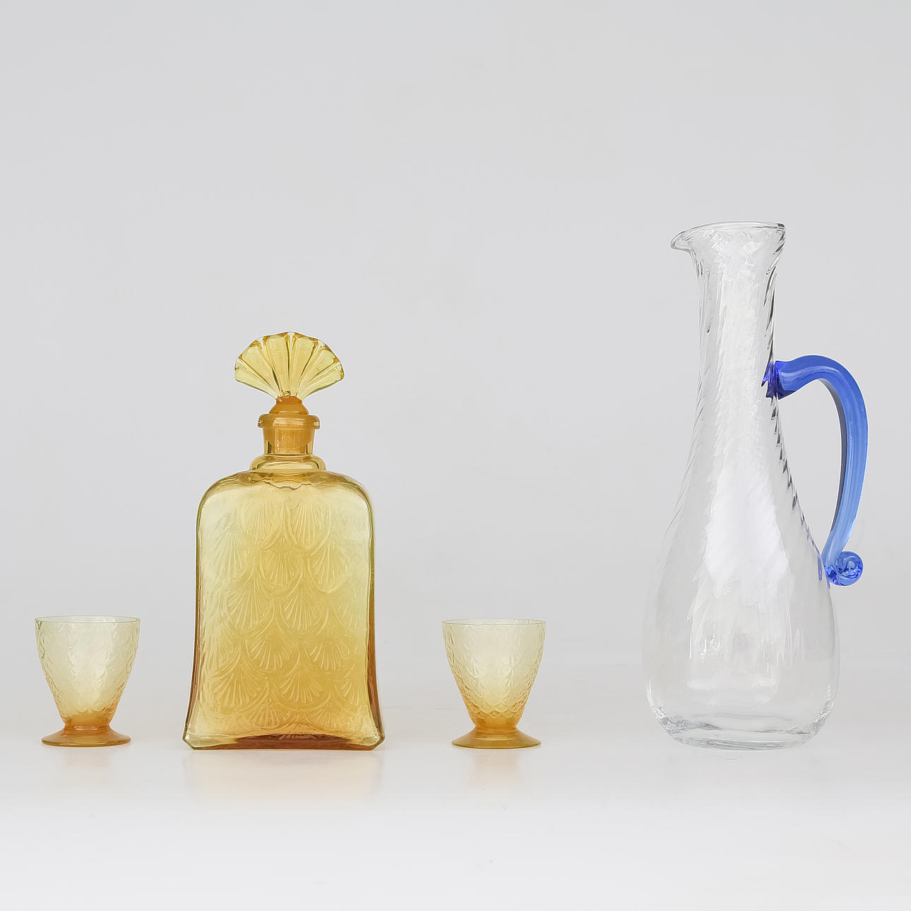KARAFFER, 2 st, samt 2 glas.
