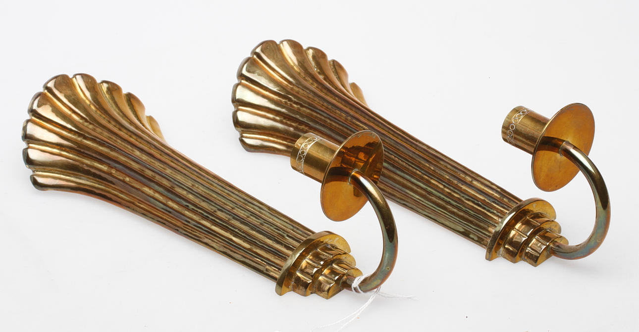 VÄGGLJUSSTAKAR, ett par, mässing, Lars Holmström, Arvika.