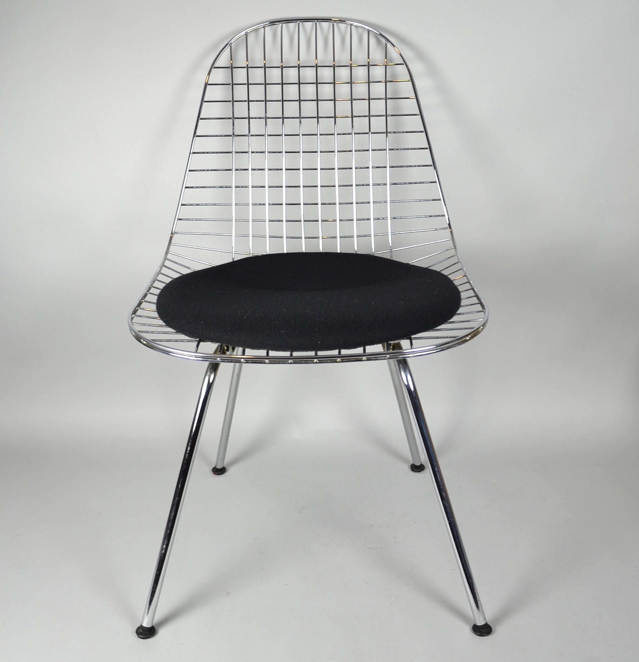 CHARLES & RAY EAMES. EN TRÅD STOL DKX.