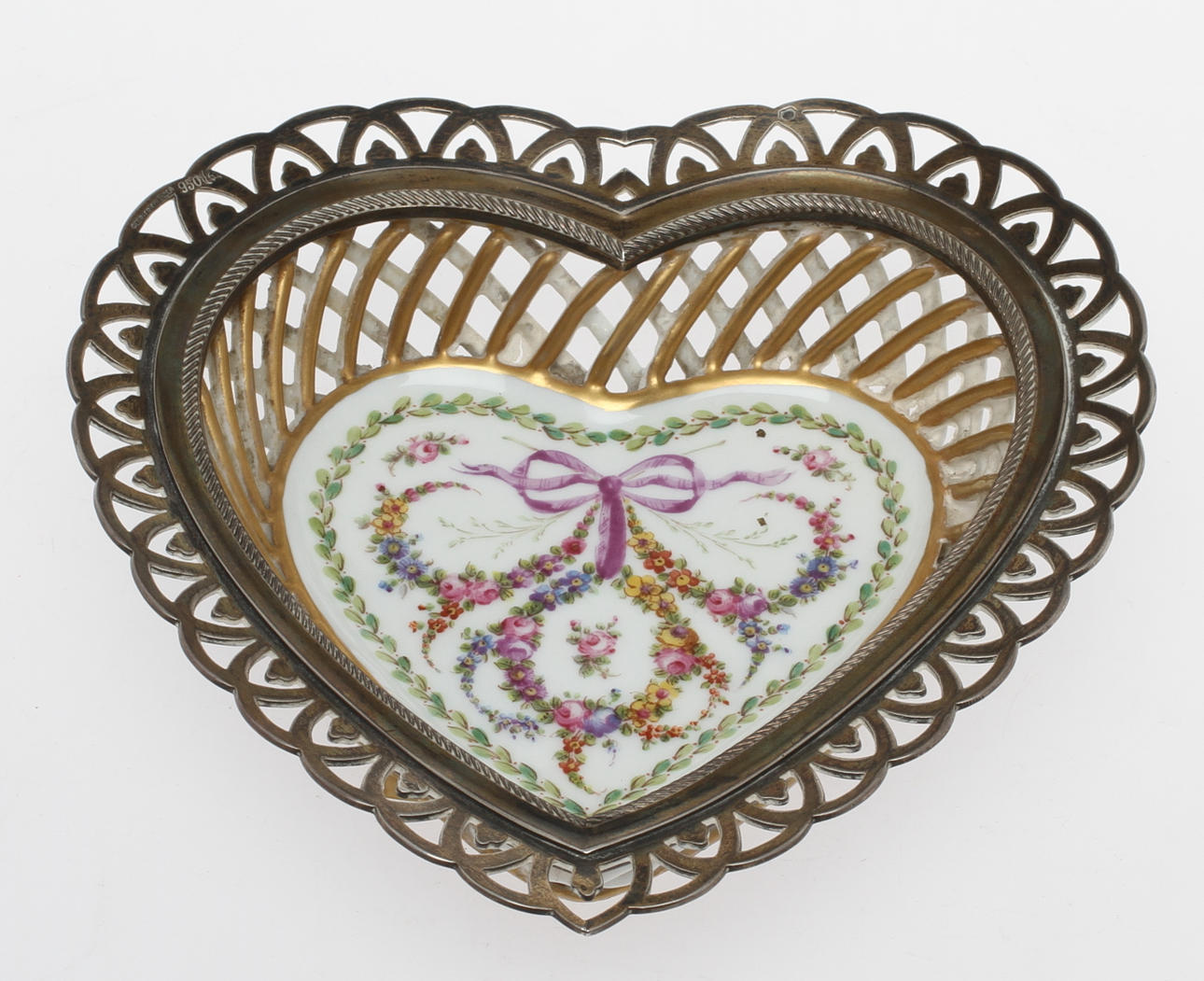 GALLERSKÅL, porslin i form av hjärta, möjligen Andre Leboeuf, Fabrique de la Reine. Silverkant stmpl Emile Langlois Frankrike export. 1800/1900-tal.