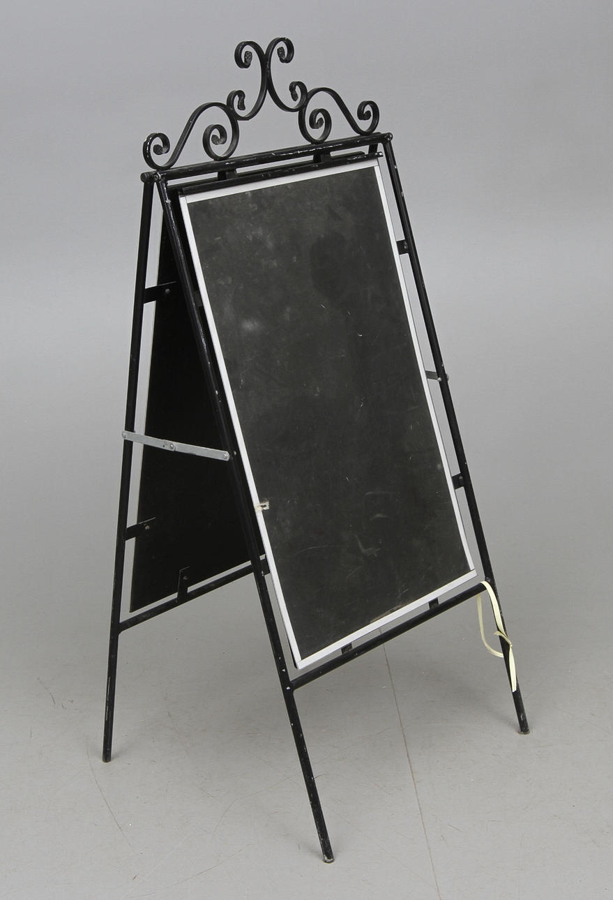 TROTTOARPRATARE, svart lackad metall, 2000 tal.