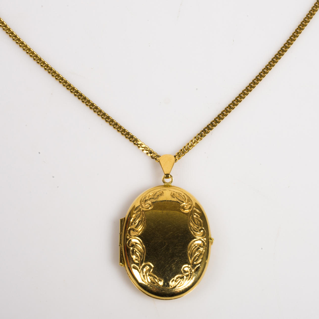 MEDAILLON MIT KETTE, 18 K Gold.