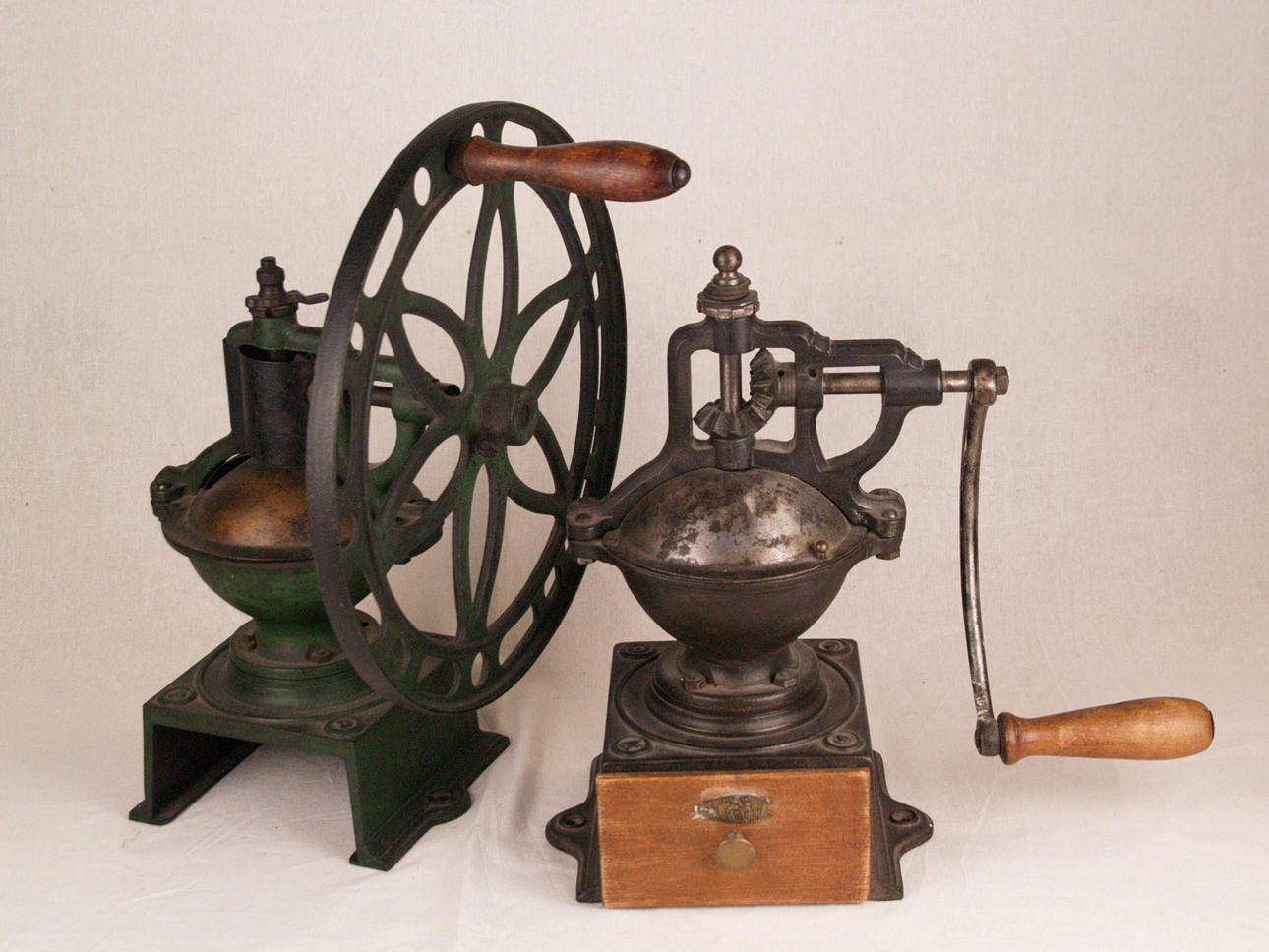 TVÅ STORA KAFFE/KORN KVARNAR.