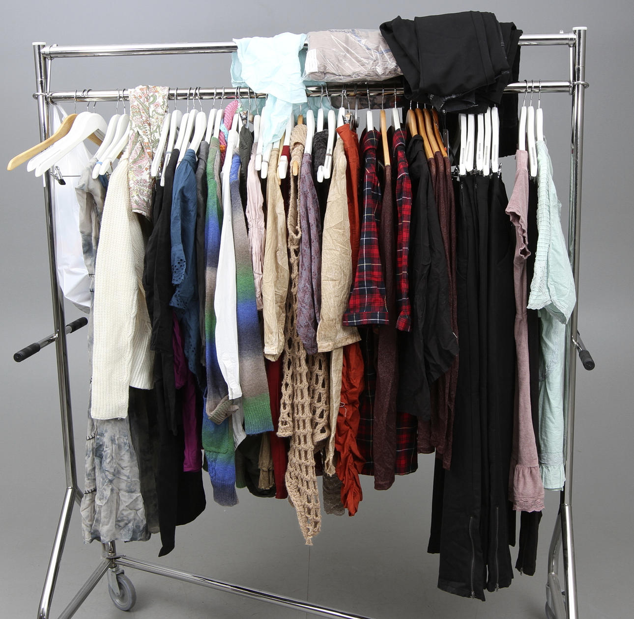 NYA KLÄDER, barn samt dam, ca 50 del.