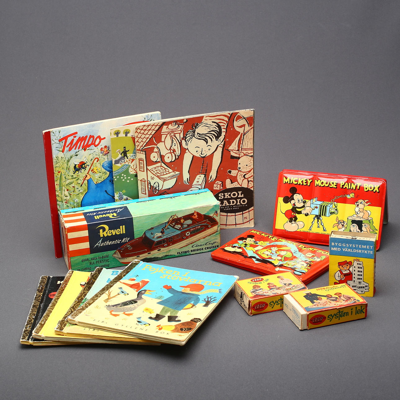 LEKSAKER, bland annat Lego, barnböcker, 1900-tal.